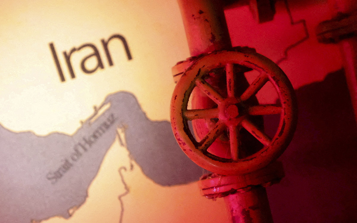 Israel afirma haber matado al responsable del cierre de Ormuz; Irán prepara un peaje al tránsito